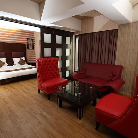 Quaint Suites Hotel & Banquet Bombaim Exterior foto