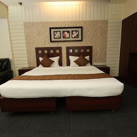 Quaint Suites Hotel & Banquet Bombaim Exterior foto