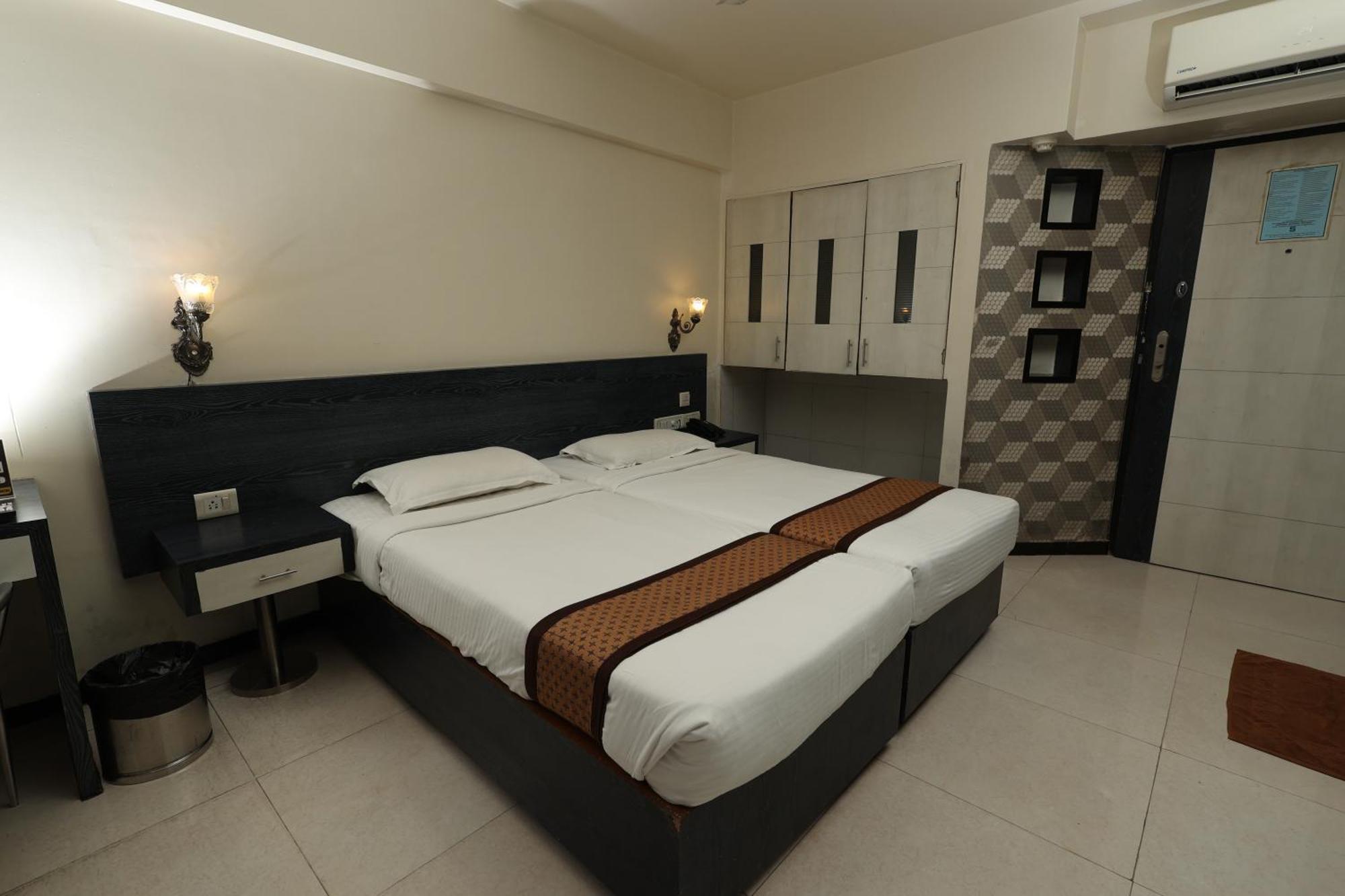 Quaint Suites Hotel & Banquet Bombaim Exterior foto
