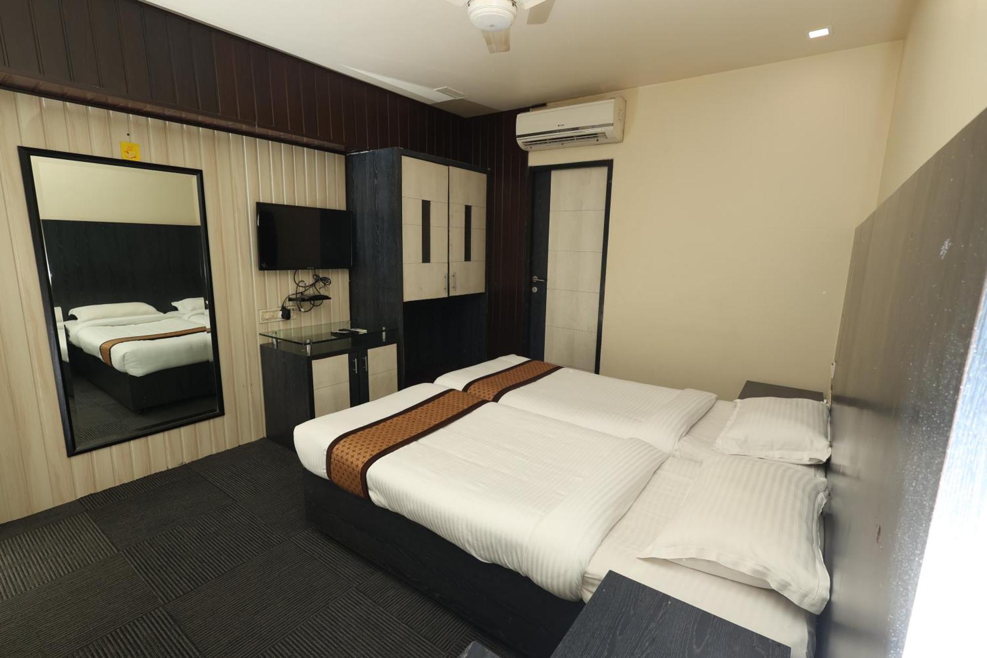 Quaint Suites Hotel & Banquet Bombaim Exterior foto