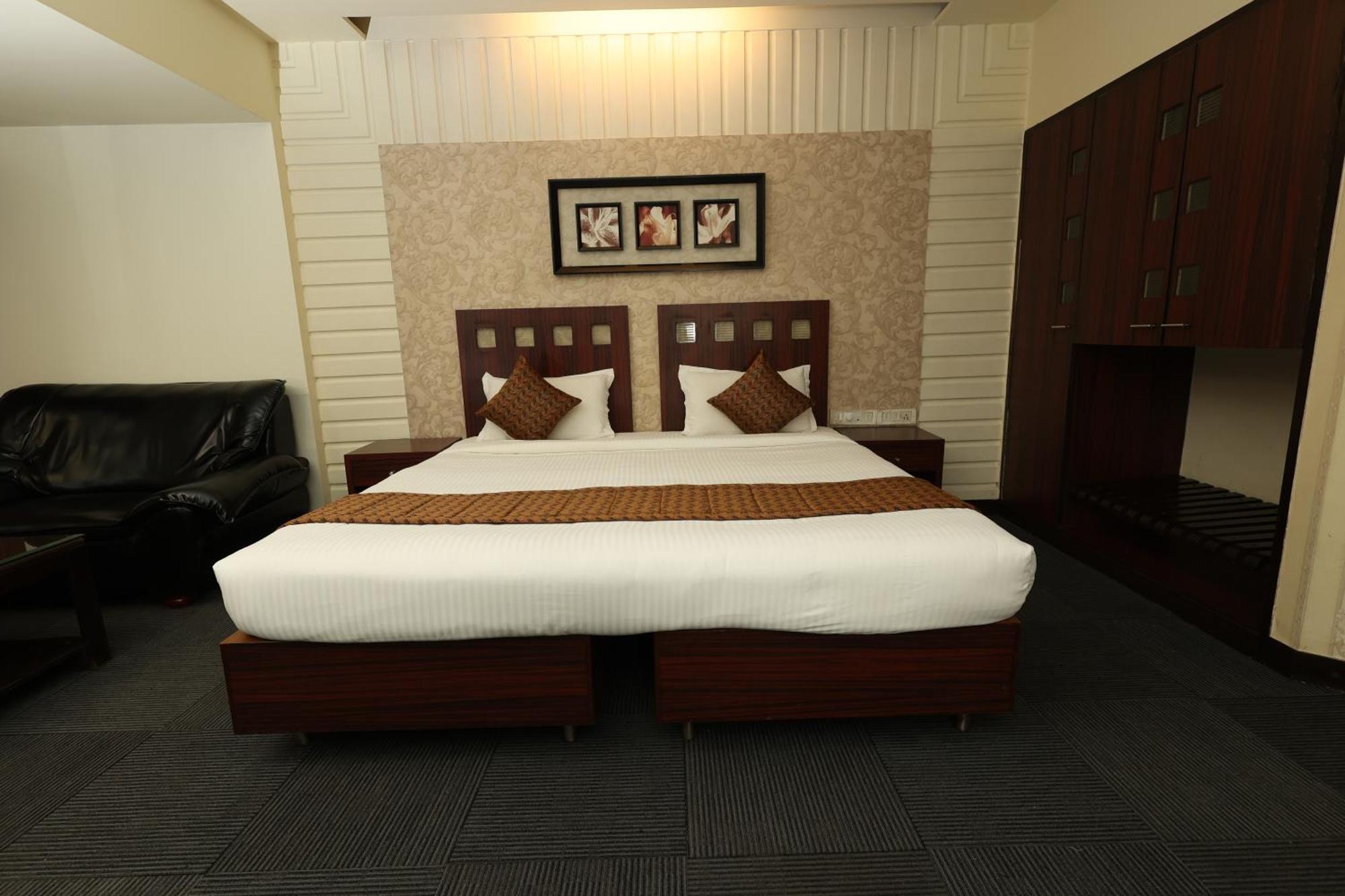 Quaint Suites Hotel & Banquet Bombaim Exterior foto