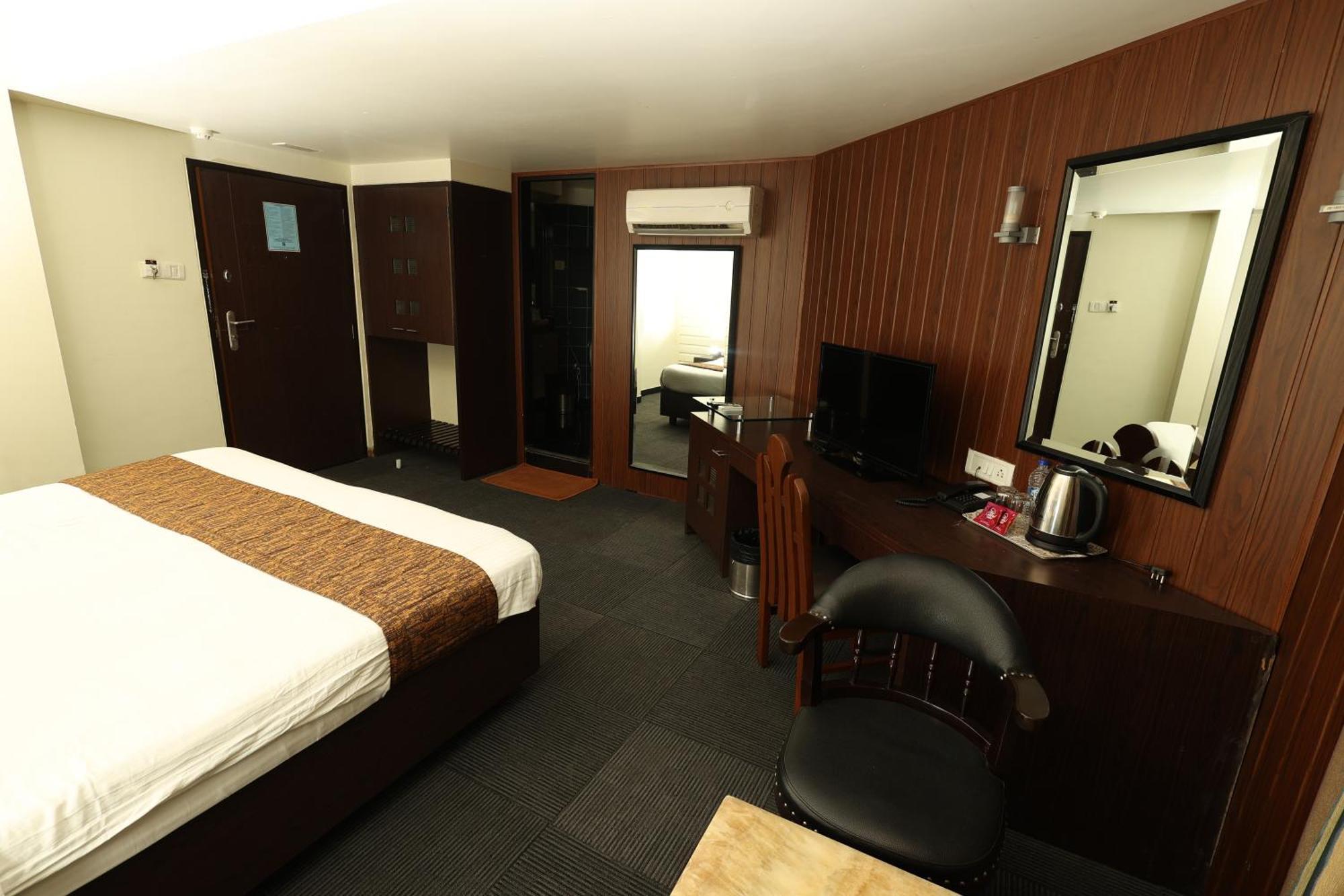 Quaint Suites Hotel & Banquet Bombaim Exterior foto