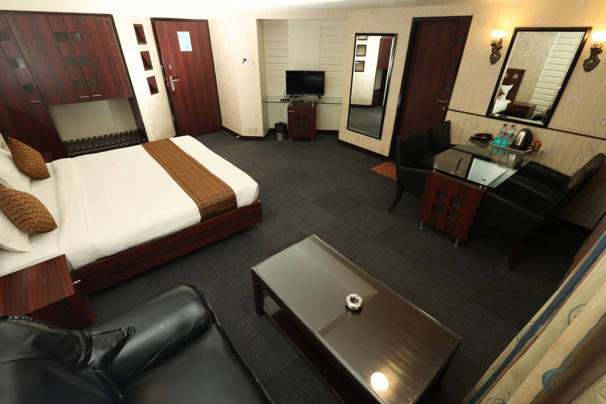 Quaint Suites Hotel & Banquet Bombaim Exterior foto