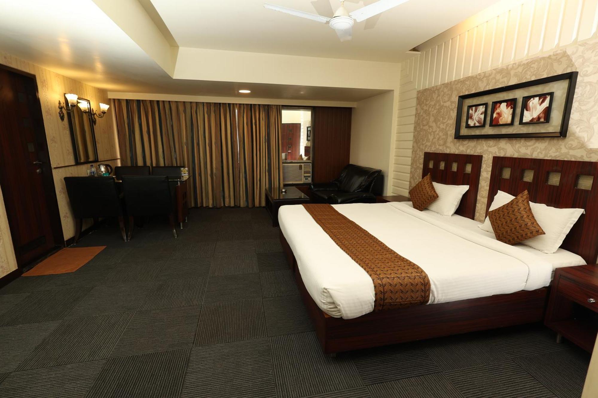 Quaint Suites Hotel & Banquet Bombaim Exterior foto