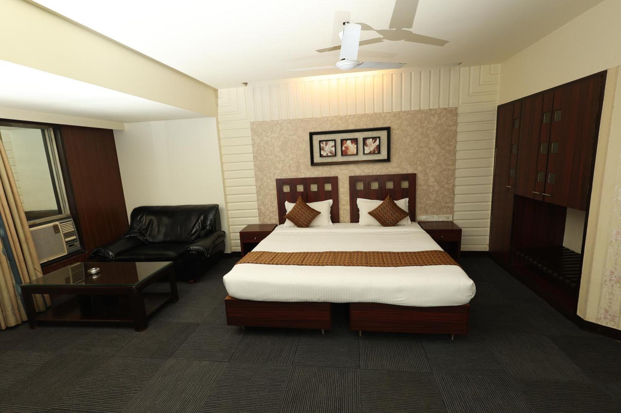 Quaint Suites Hotel & Banquet Bombaim Exterior foto