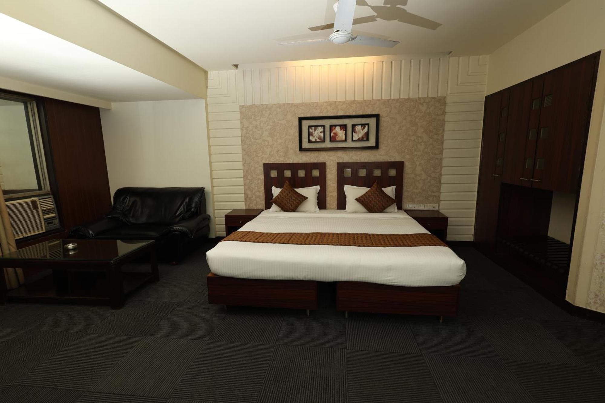 Quaint Suites Hotel & Banquet Bombaim Exterior foto