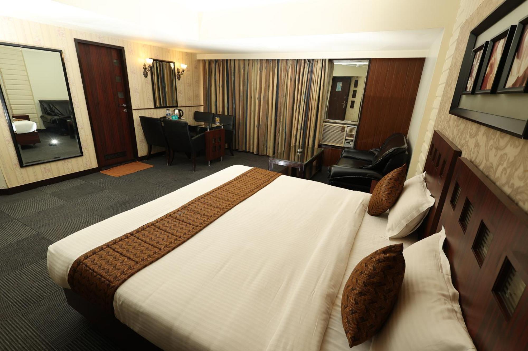 Quaint Suites Hotel & Banquet Bombaim Exterior foto