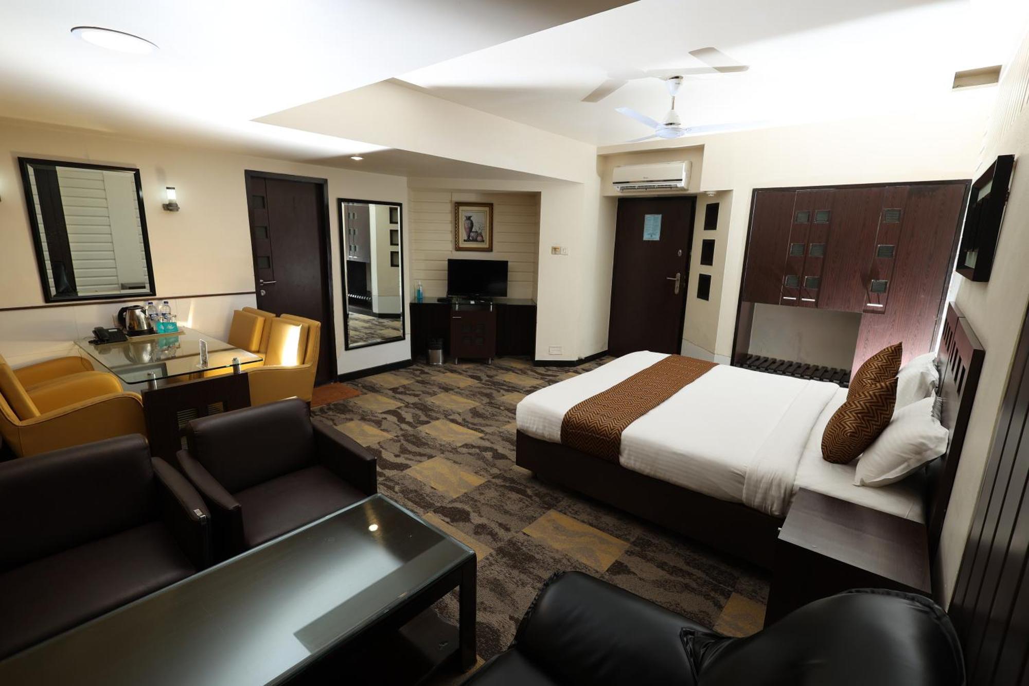 Quaint Suites Hotel & Banquet Bombaim Exterior foto