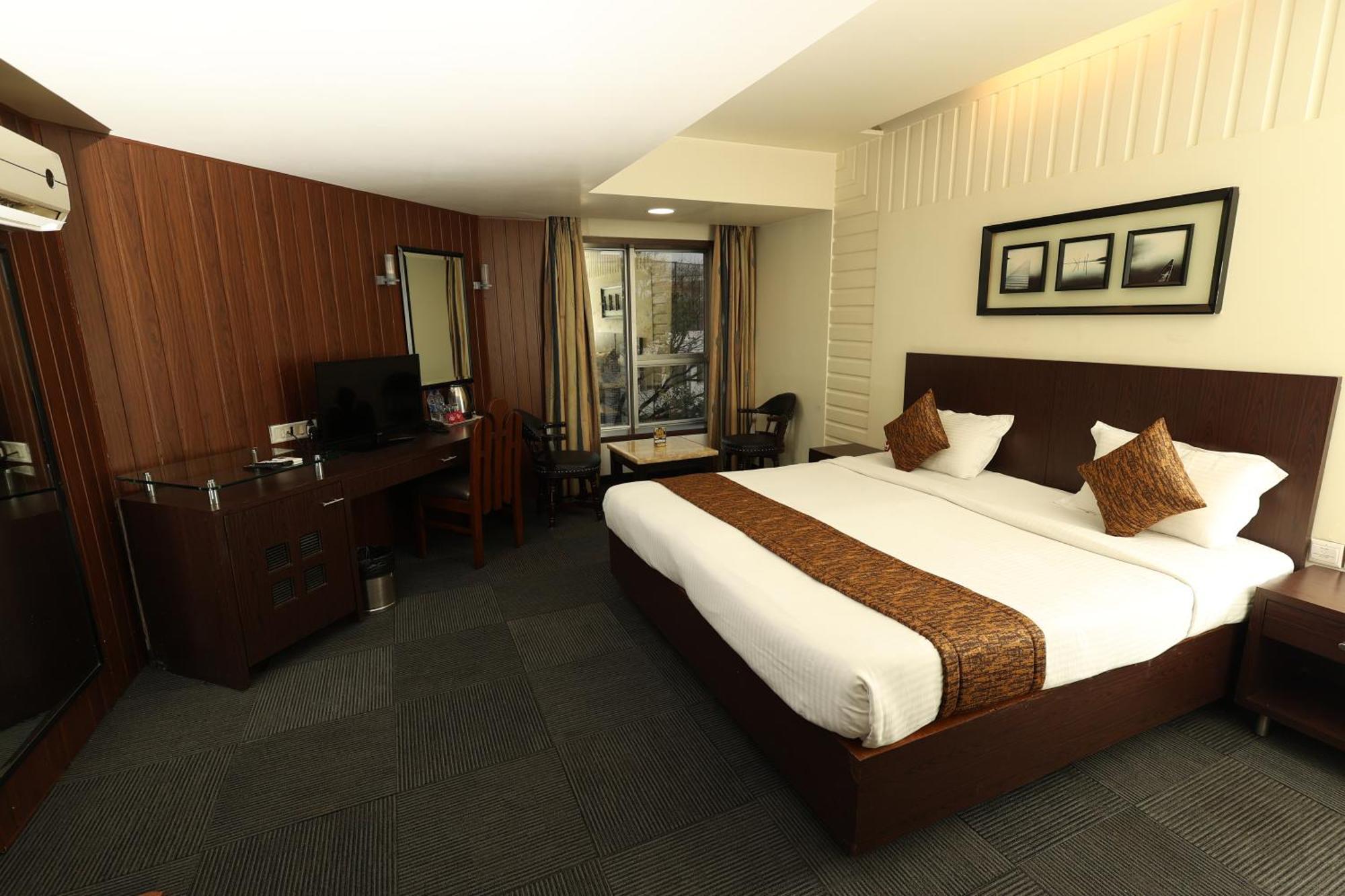Quaint Suites Hotel & Banquet Bombaim Exterior foto