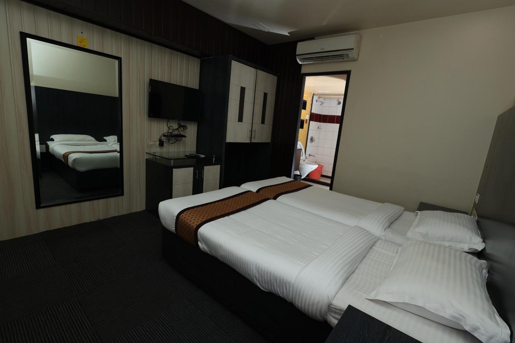 Quaint Suites Hotel & Banquet Bombaim Exterior foto