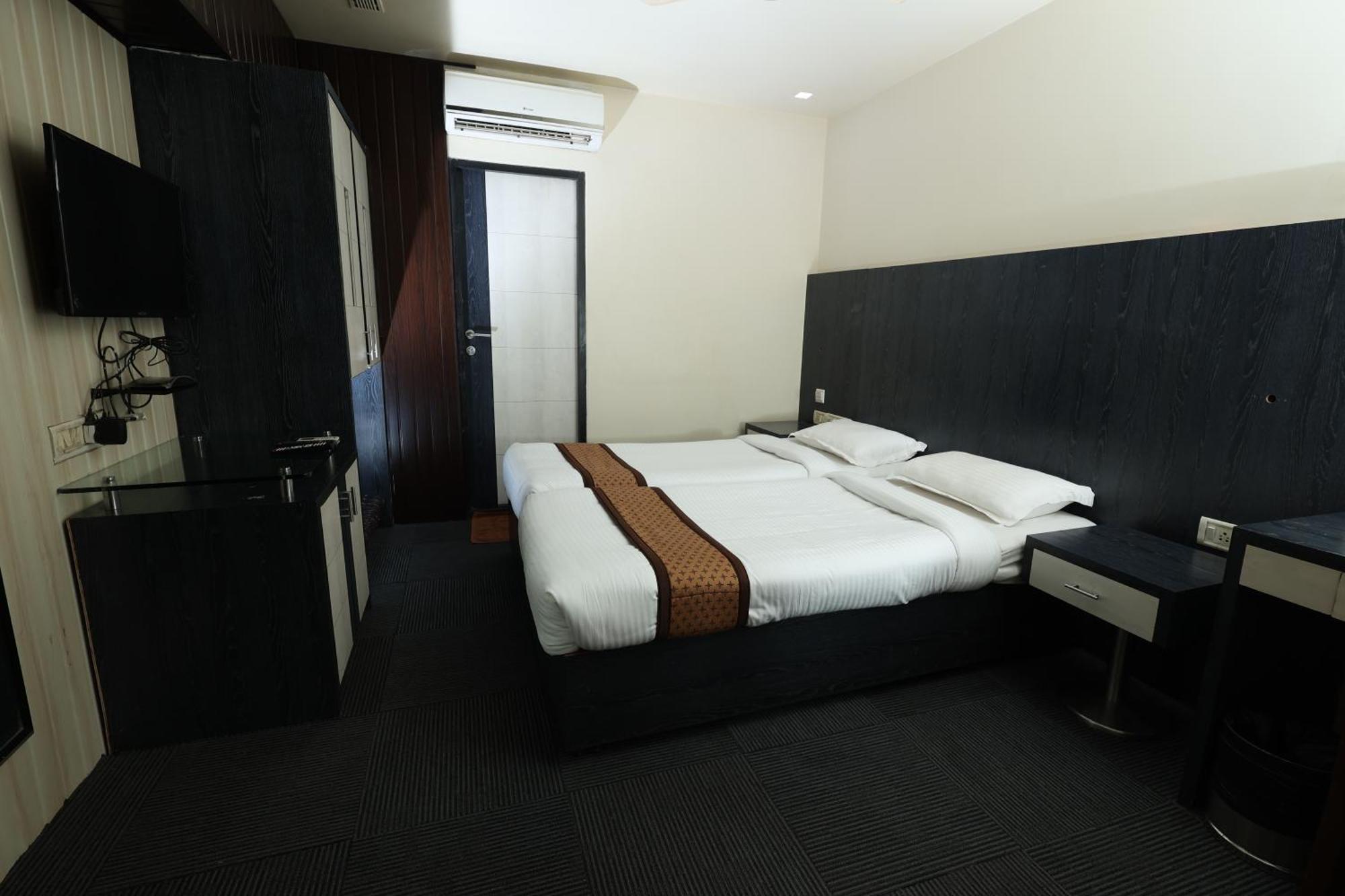 Quaint Suites Hotel & Banquet Bombaim Exterior foto