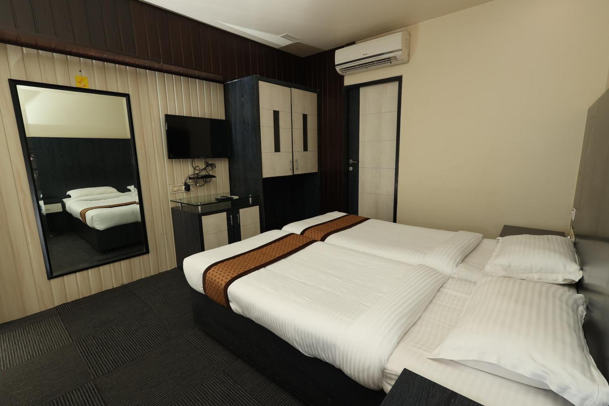 Quaint Suites Hotel & Banquet Bombaim Exterior foto