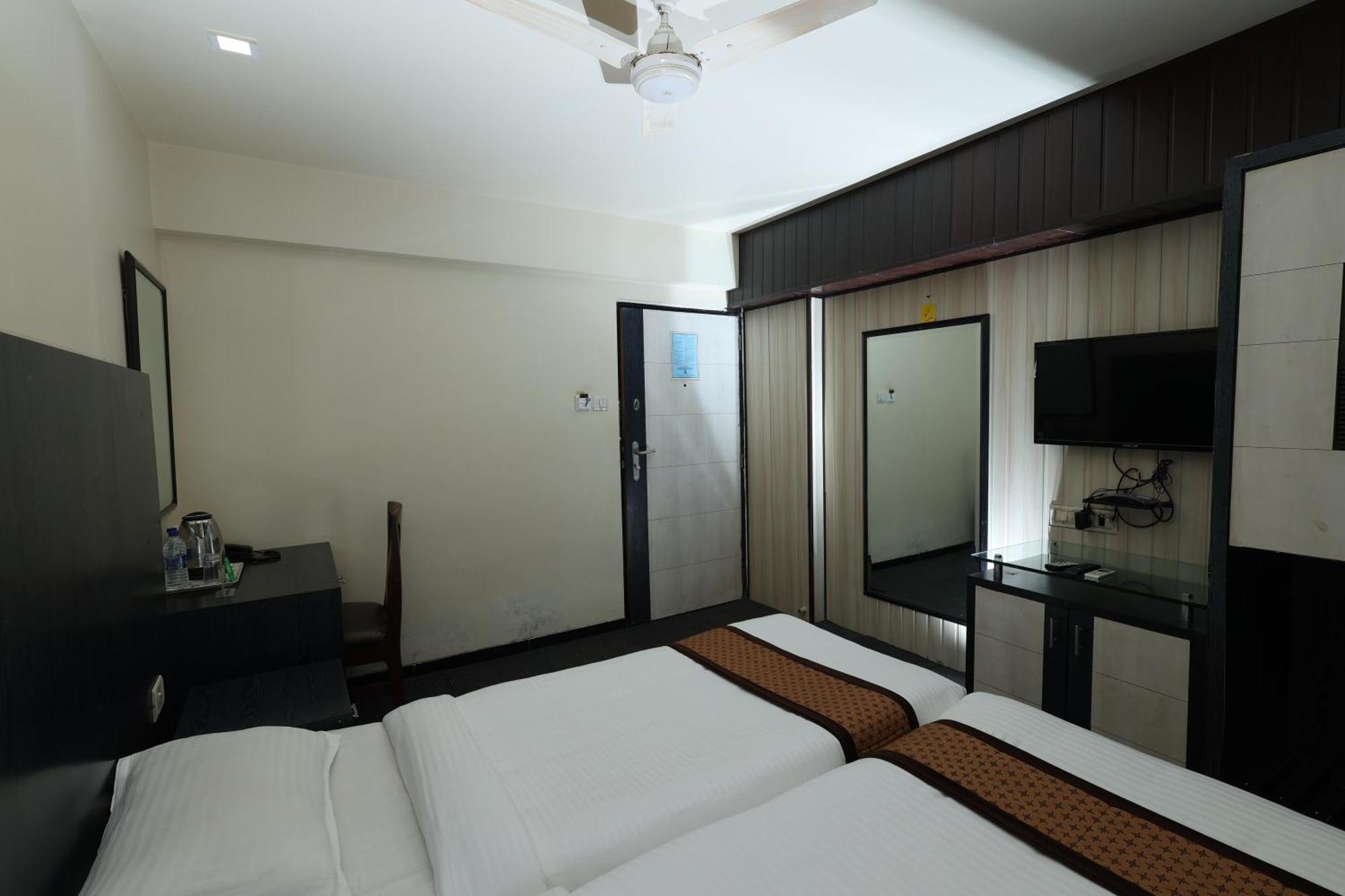 Quaint Suites Hotel & Banquet Bombaim Exterior foto
