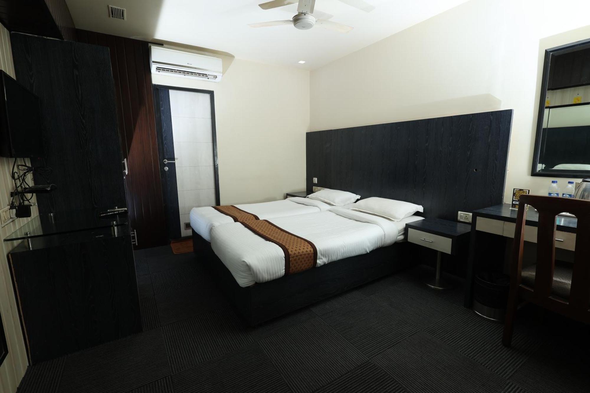 Quaint Suites Hotel & Banquet Bombaim Exterior foto