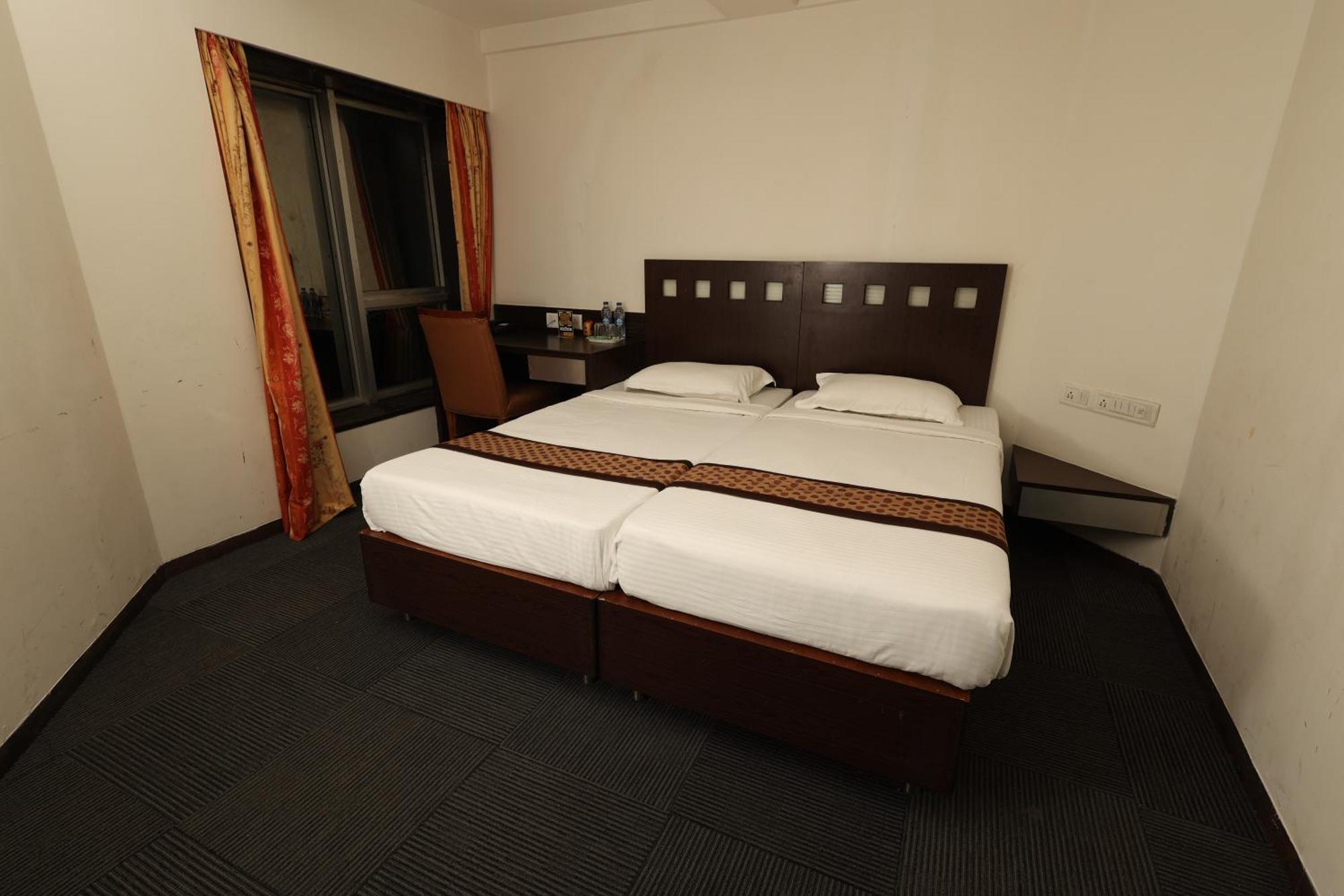 Quaint Suites Hotel & Banquet Bombaim Exterior foto