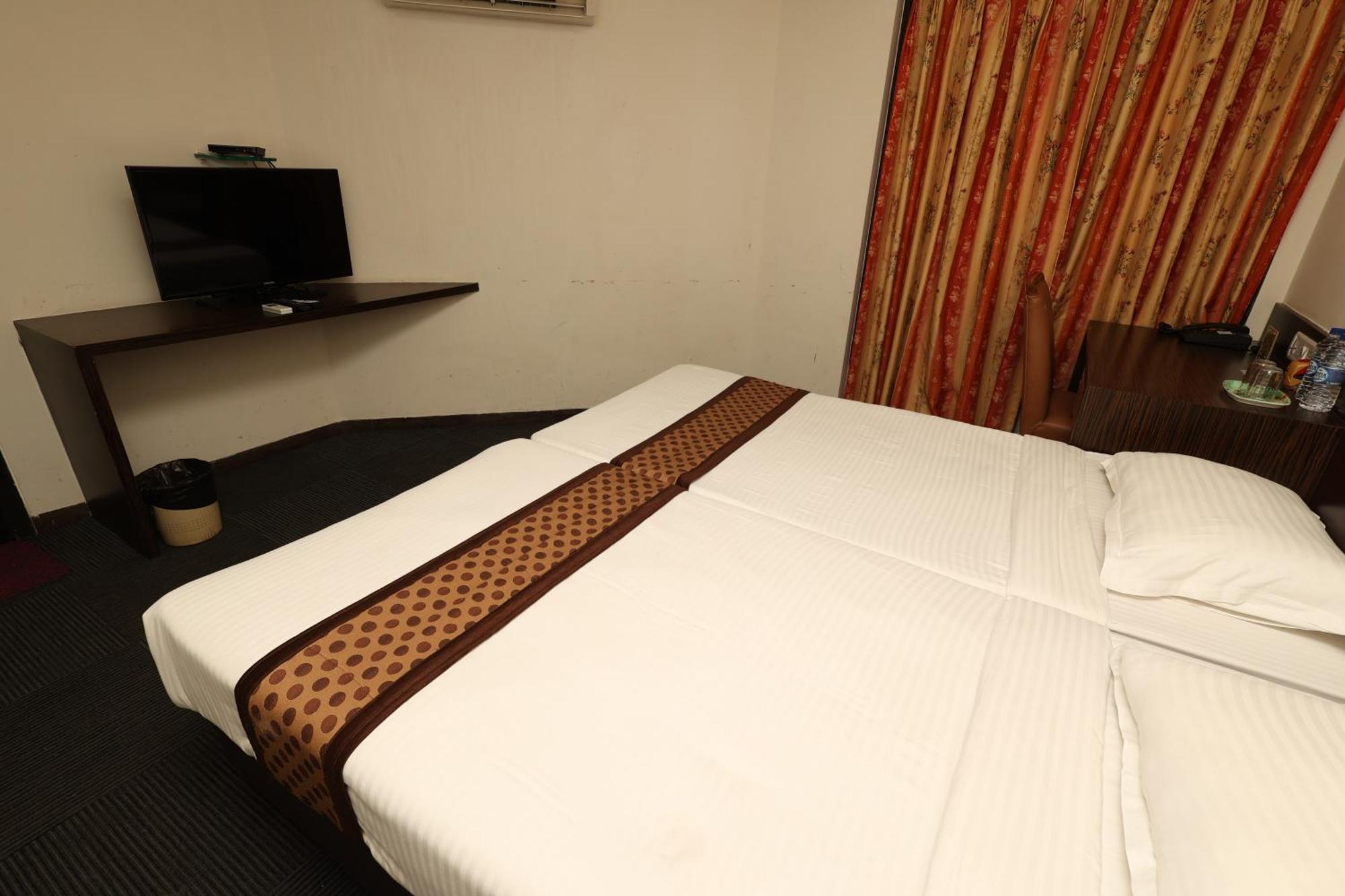 Quaint Suites Hotel & Banquet Bombaim Exterior foto