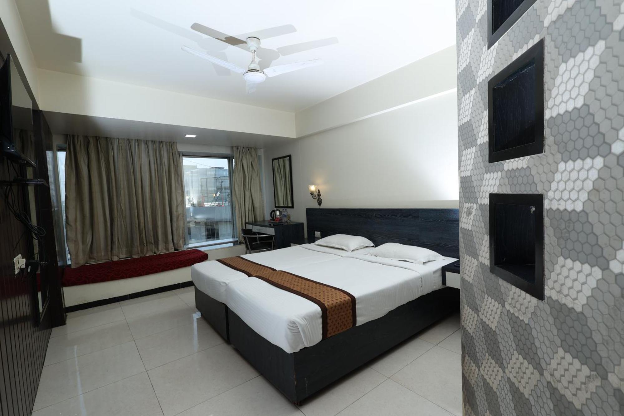 Quaint Suites Hotel & Banquet Bombaim Exterior foto